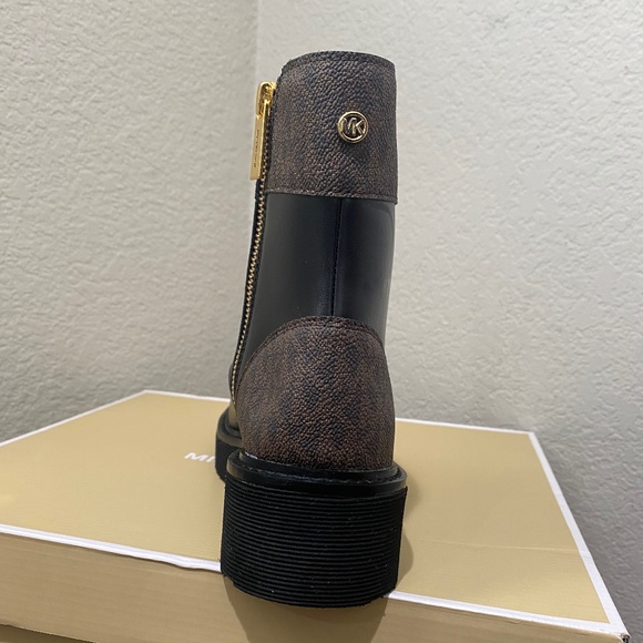 New Michael Kors Women's Aniya Side-Zip Ankle Combat Booties - Picture 2 of 5